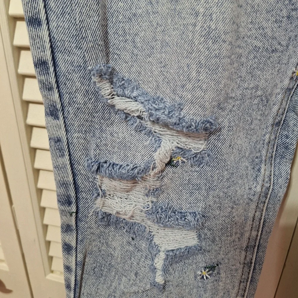 Material Girl Light Acid Wash Distressed Daisy Embroidered High Rise Jeans Sz S
